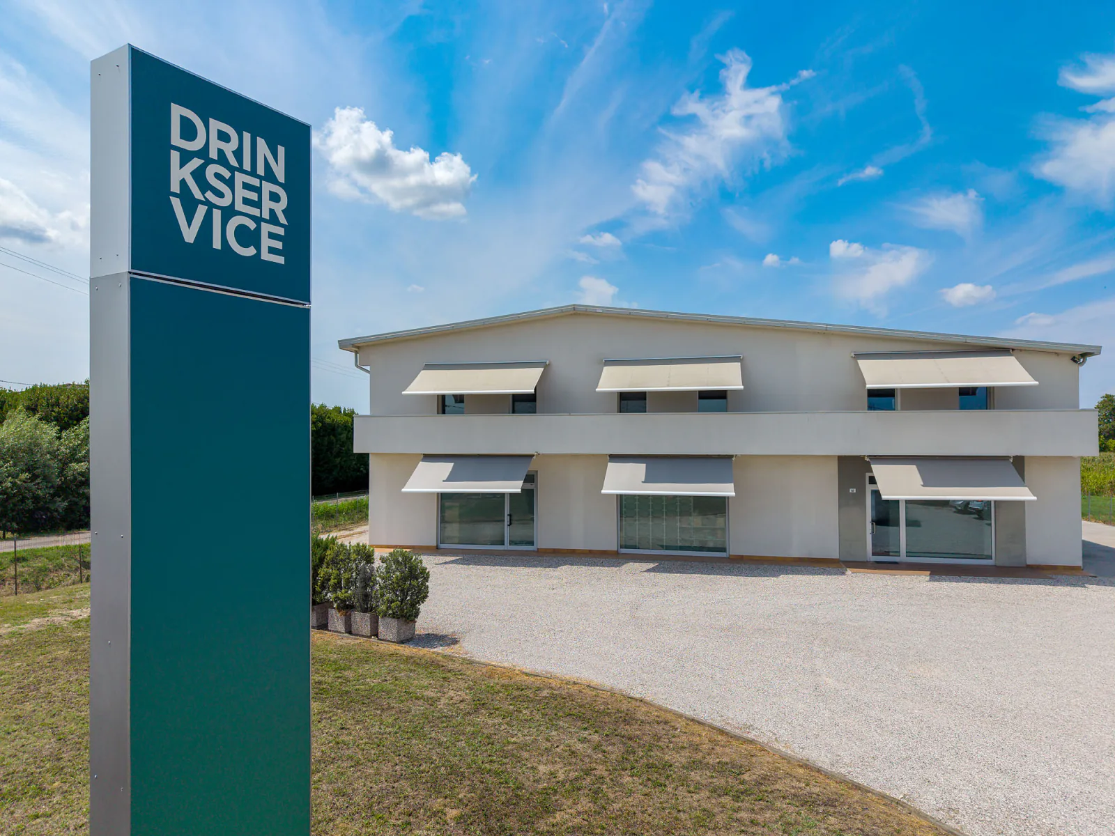 Esterno della sede DrinkService di Bovolenta con l'insegna aziendale