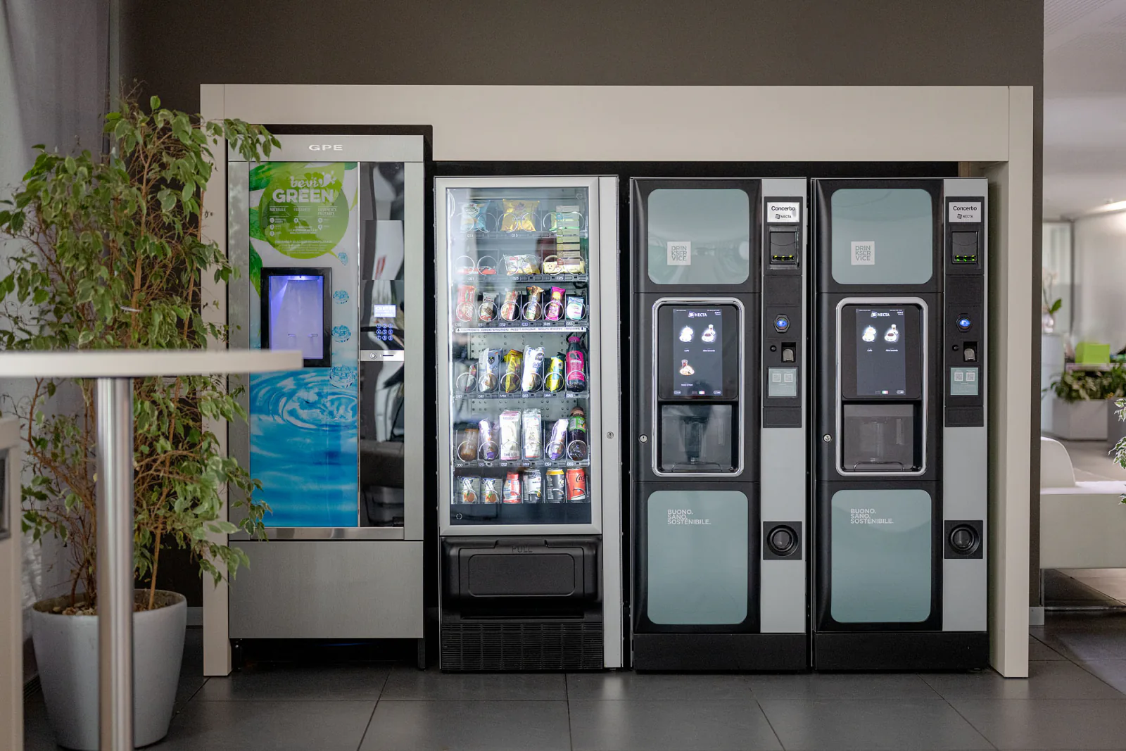 Linea completa di distributori automatici DrinkService per caffè, bevande e snack